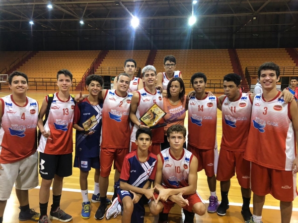 A equipe do Esporte Clube Palmeirense/ECP de basquete, sub 17 sagrou-se campeã invicta
